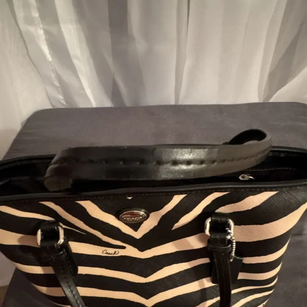 Coach bag has